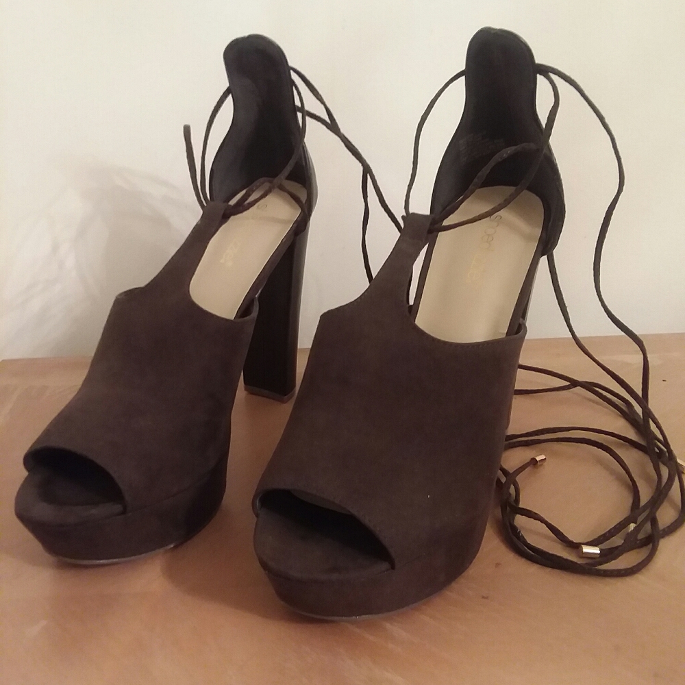 Peep-toe heel